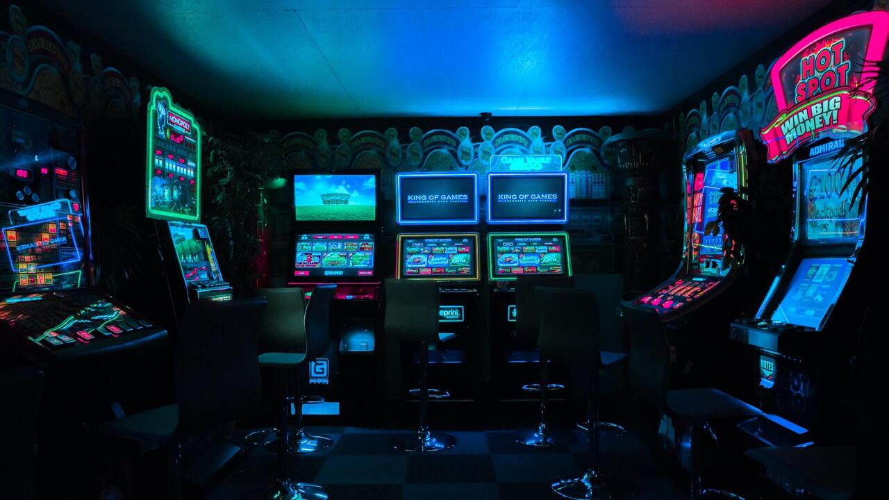 Carl Raw's image of an arcade room