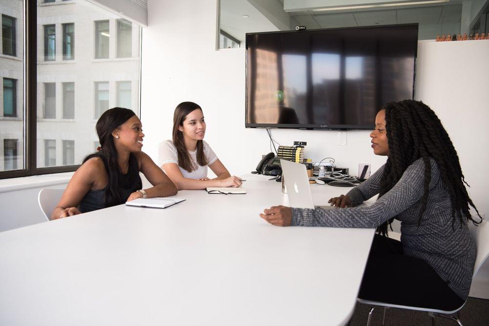 Meeting between two women at a desk